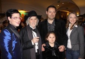 50. Roberto Leca a maestro Juraj Jakubisko s operným spevákom Otokarom Kleinom s rodinou